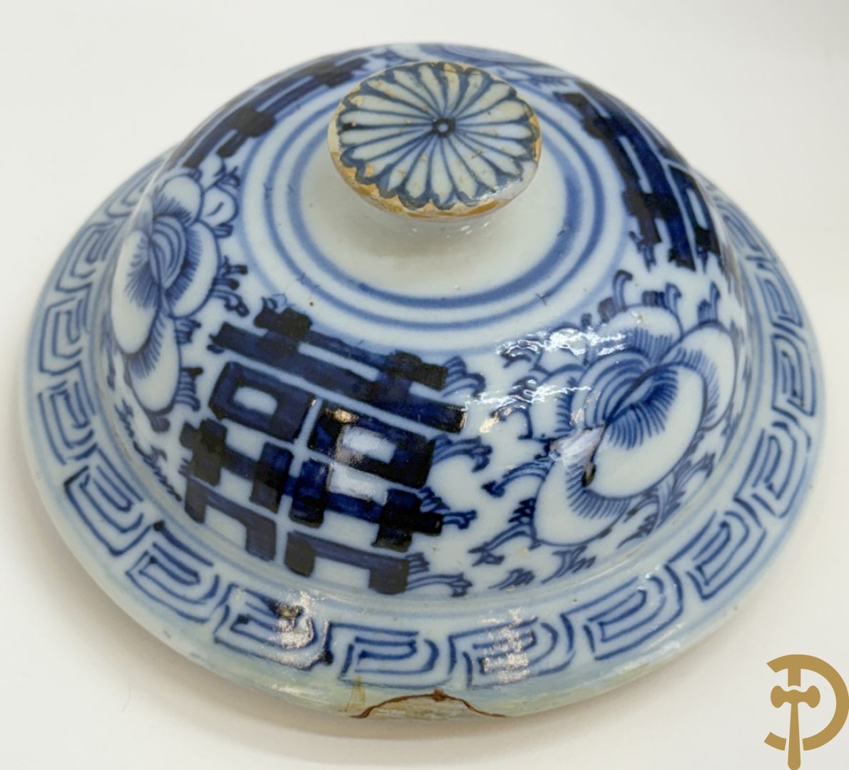 Paar blauw/witte Chinese porseleinen dekselpotiches met bloemen en Chinese tekens