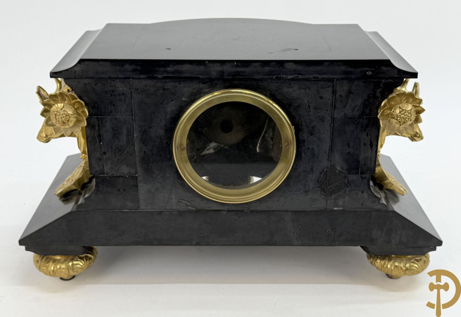 Zwart marmeren garnituur Napoleon III bestaande uit paar bronzen vuurrvergulde vijfarmige kandelaars bezet met vogels op zwarte marmeren basis met hertenkoppen + zwart marmeren middenstuk met klok bezet met hertenkoppen (zonder beeld)