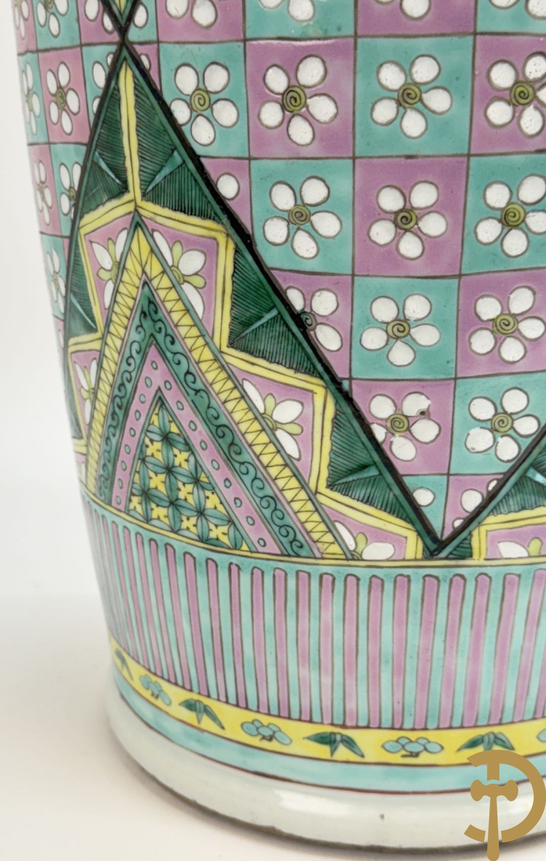 Chinese porseleinen vaas met ruitvormen en geometrische patronen, bovenaan met fo honden bezet