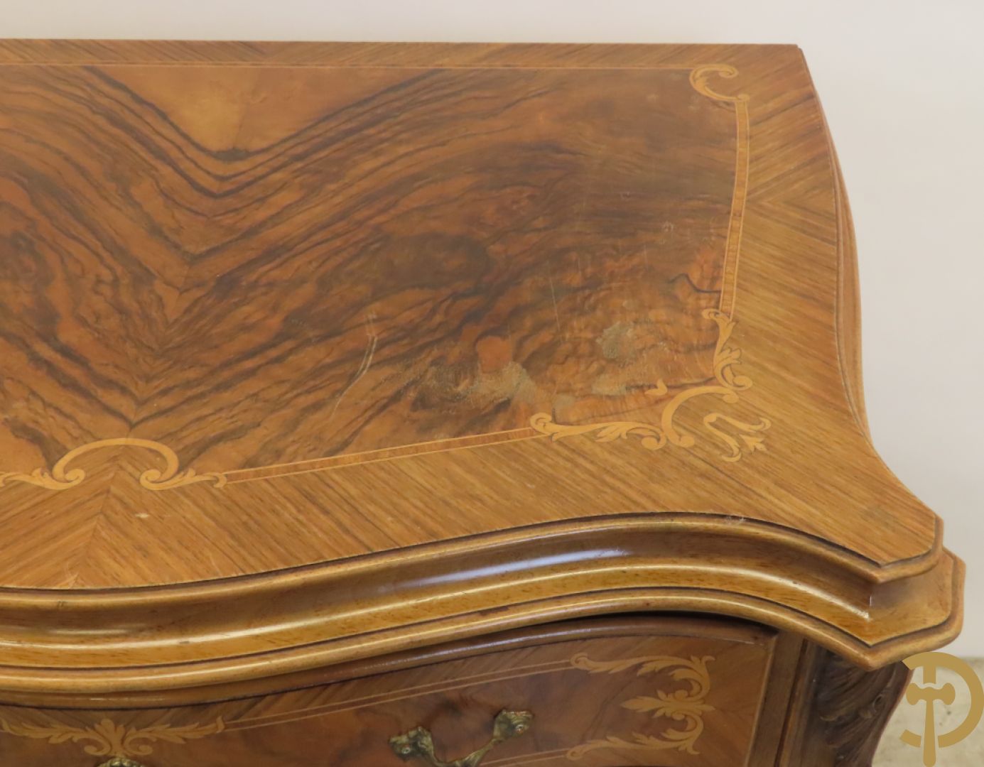 Notelaren vierladen commode met accanthusranken op voluutvormige poten