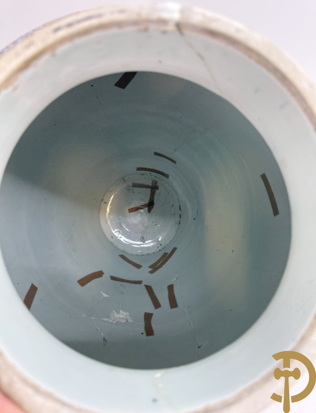 Grote Japanse Imari dekselpotiche bezet met fo hond en natuurtaferelen