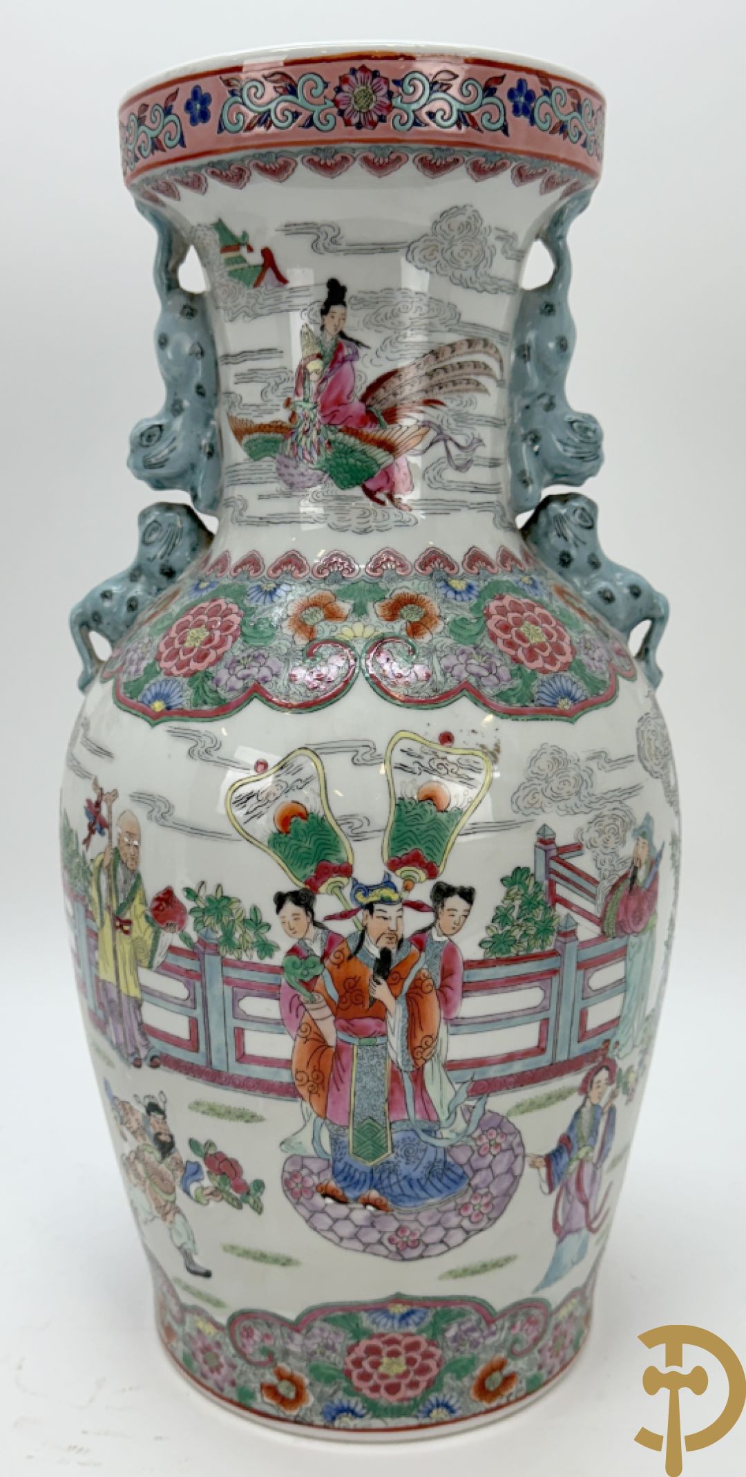 Paar Chinese porseleinen vazen met geanimeerd tafereel