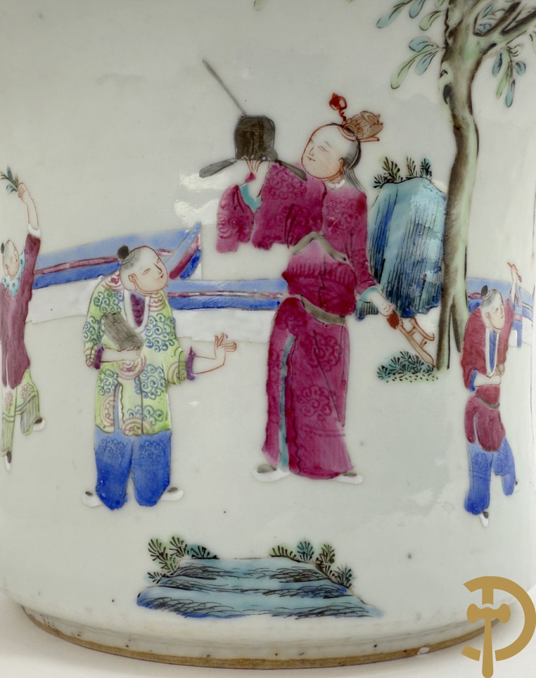 Chinese porseleinen bloemencachepot met decor van kinderen en dames