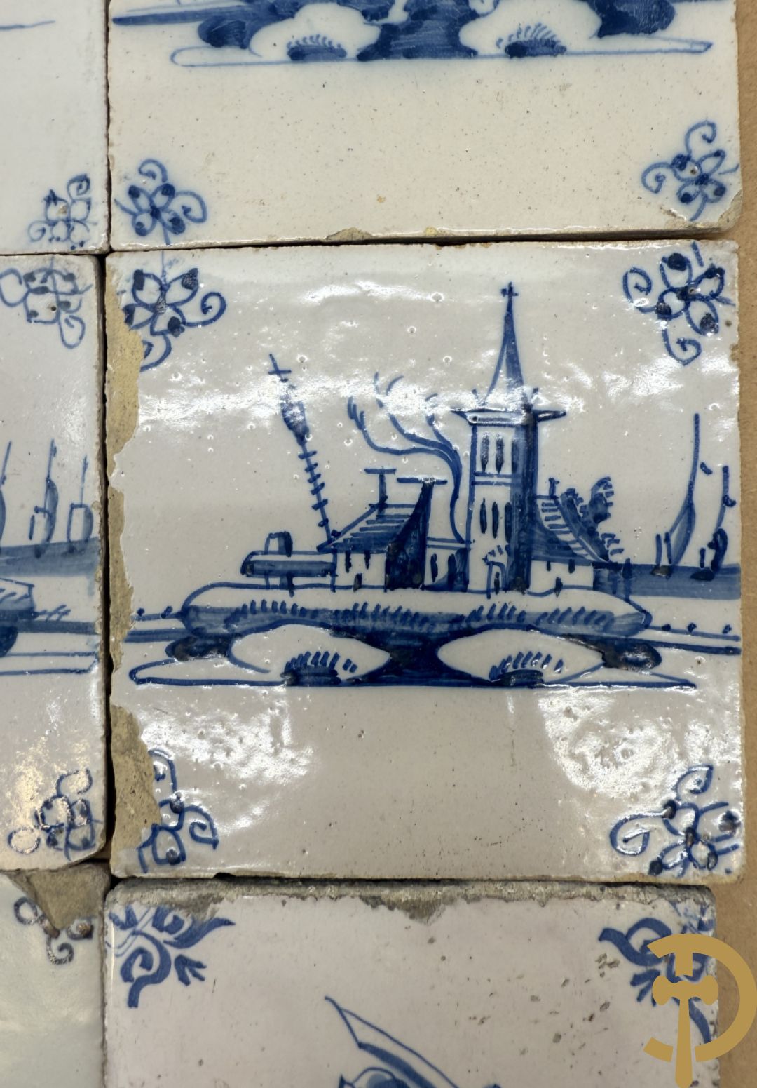 Negen Delftse tegeltjes met geanimeerd decor (6 stuks) en landschappen (3 stuks)