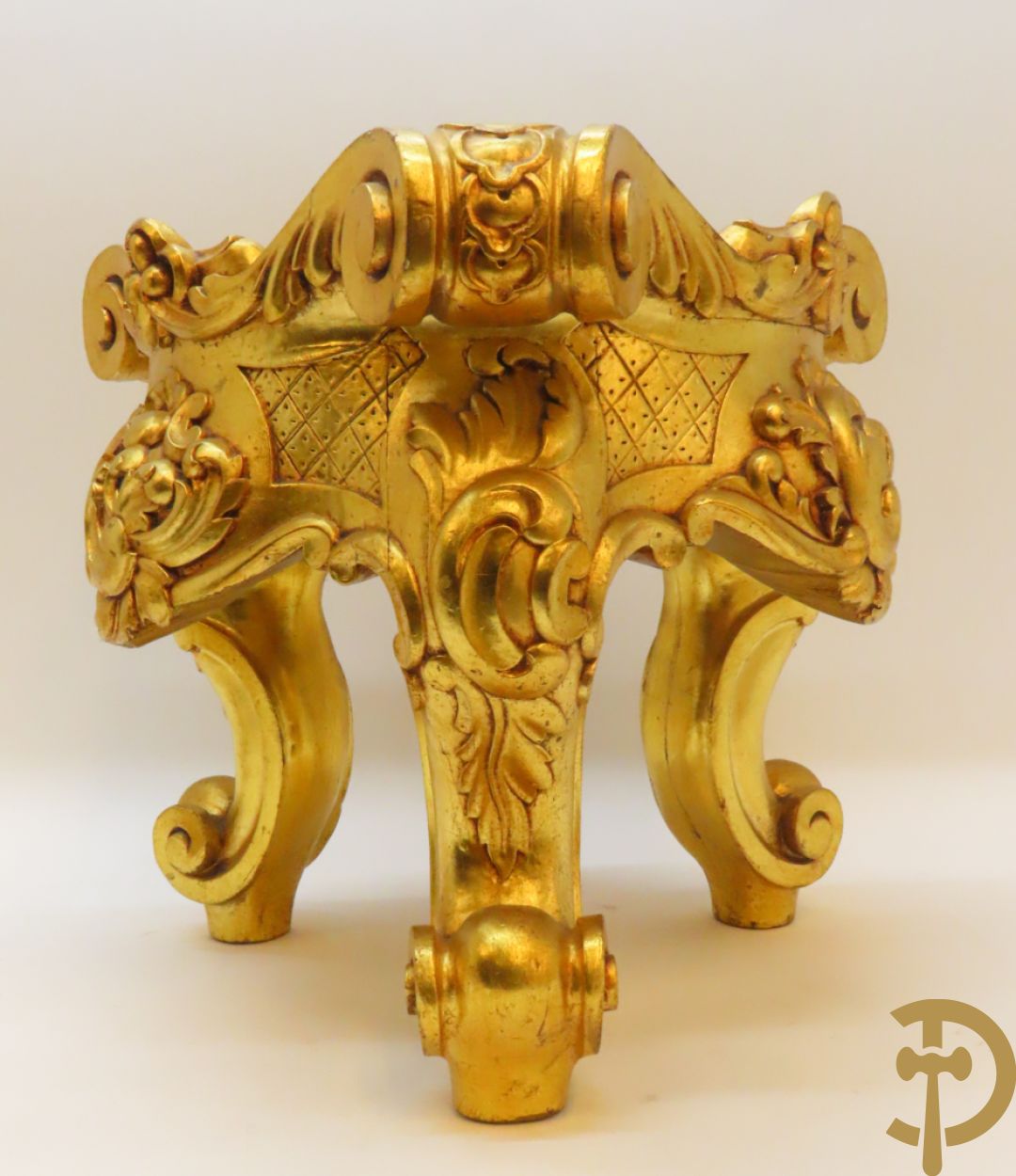 Twee vergulde sokkels met accanthusranken