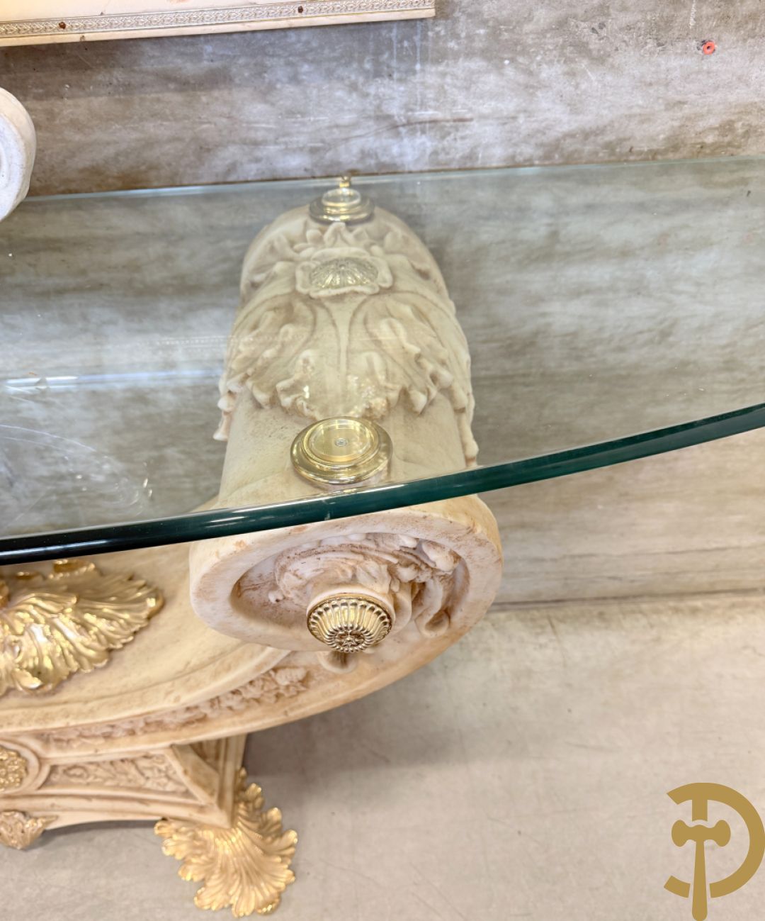 Uitzonderlijke eetkamer bestaande uit dressoir met 4 deuren en 2 lades op voluutvormig onderstel met rocailles opzij en boven met spiegel + bijhorende vitrine + console + spiegel + tafel op voluutvormig onderstel + 6 bijhorende armzetels met koperen frame - uniek ontwerp door de firma Vidal Grau Spaanse makelij, begin jaren 