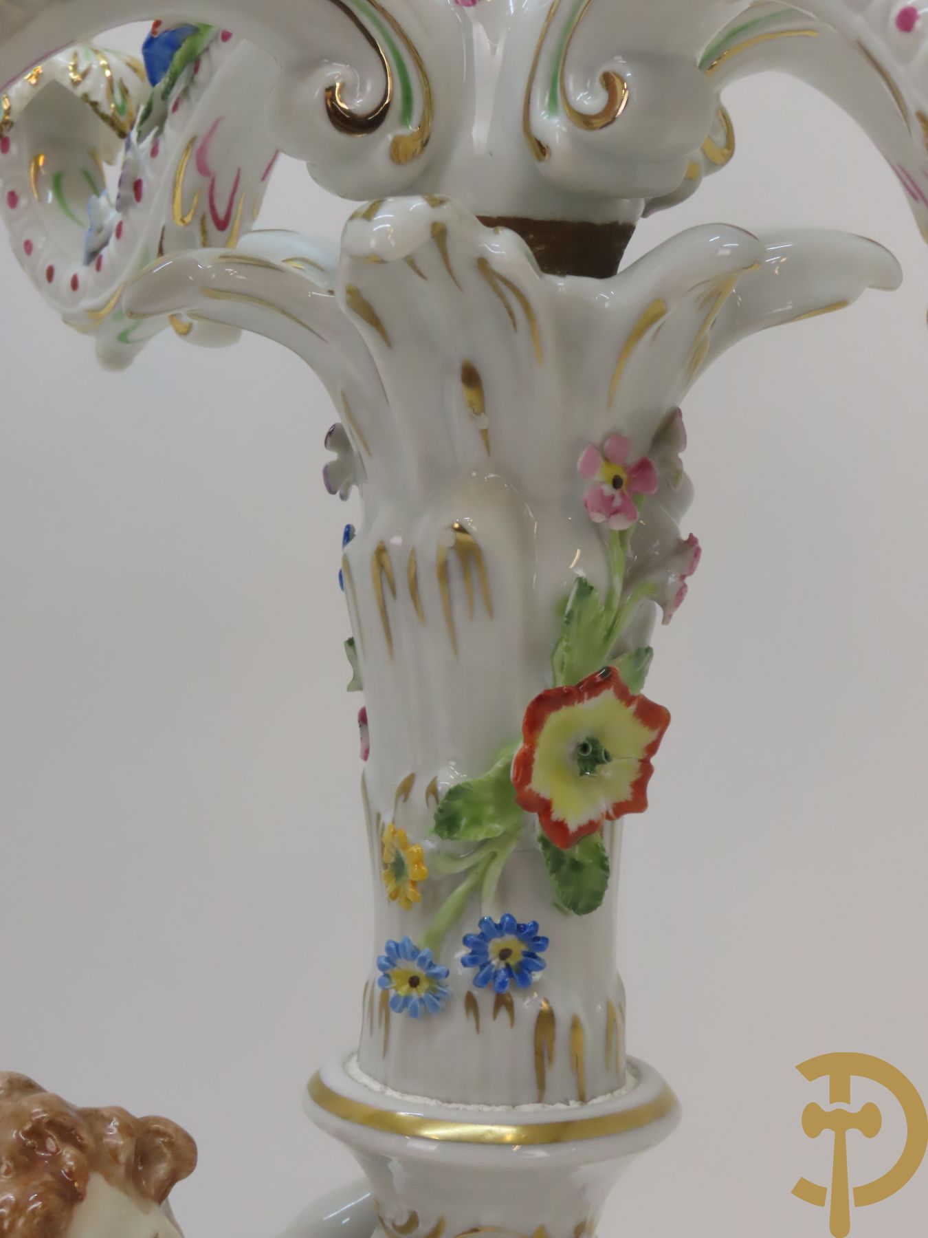 Twee porseleinen vijfarmige kandelaars met cupido