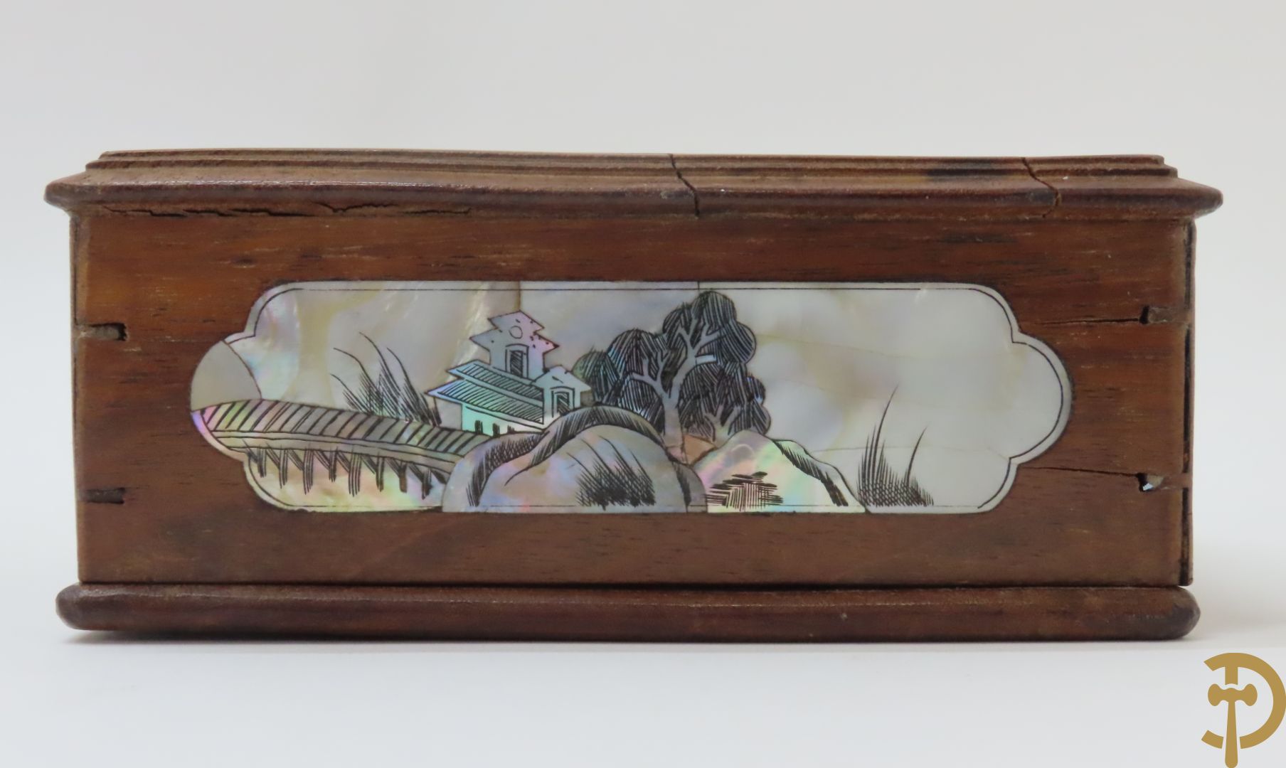 Ovale Chinese porseleinen Kanton schotel met geanimeerd decor en bloementaferelen + hardhouten box met landschap in parelmoer + 3 houtgesculpteerde oosterse figuren