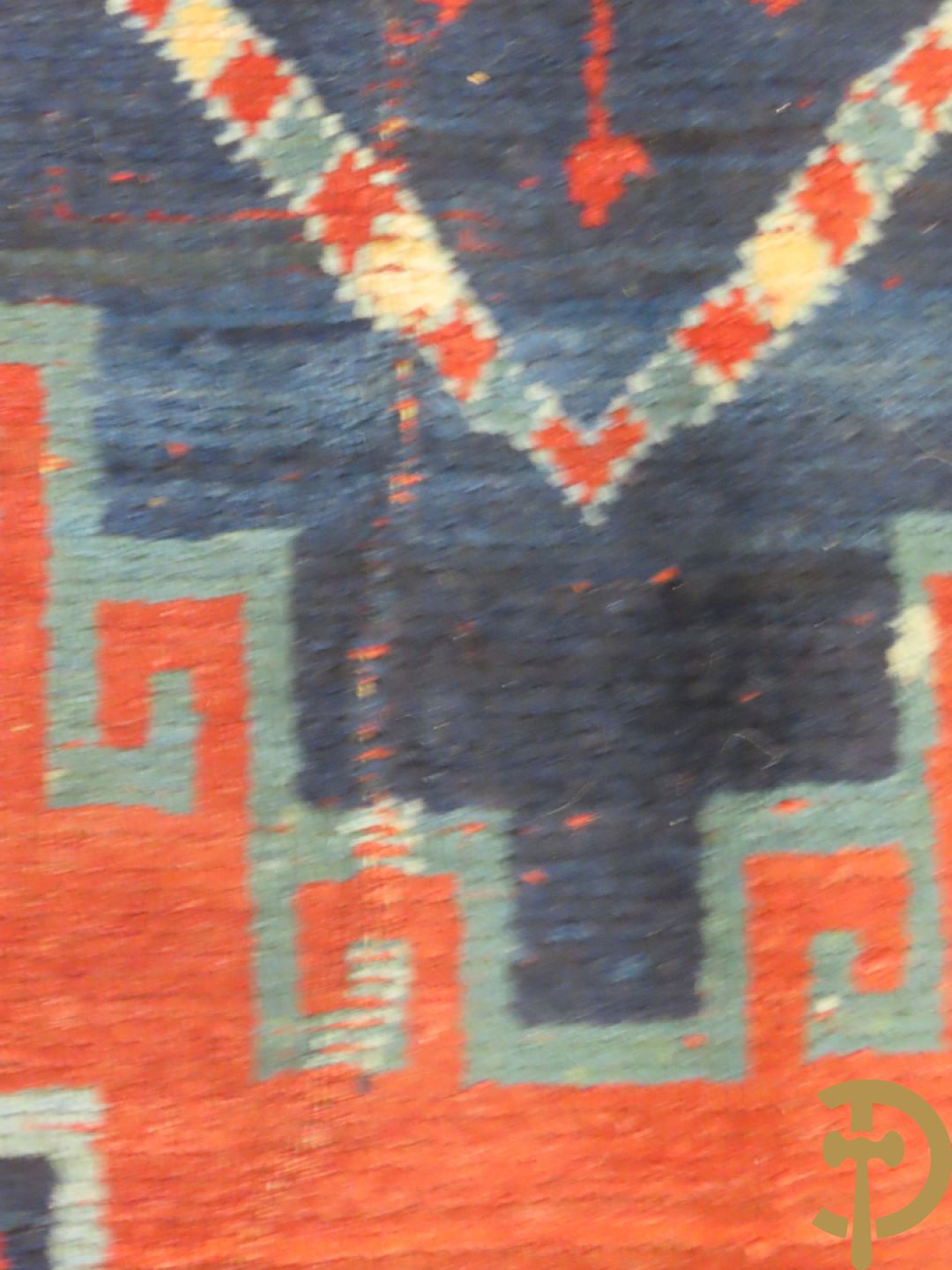 Oosterse handgeknoopt tapijt Kaukasus met geometrische motieven op blauwe fond