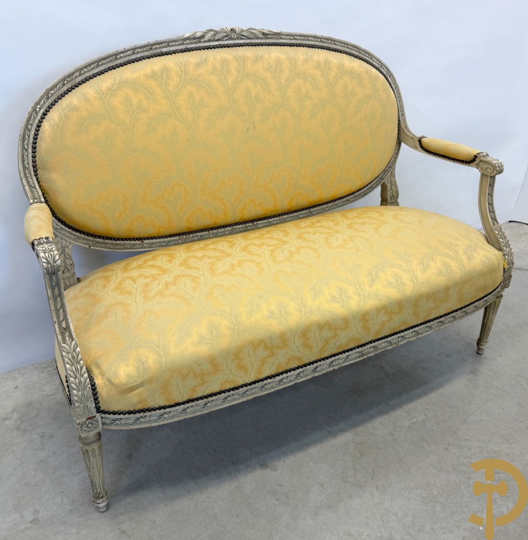 Salonensemble met rocailles, bloemenmotieven en gecanneleerde poten bestaande uit canapé, 2 armzetels en 2 stoelen