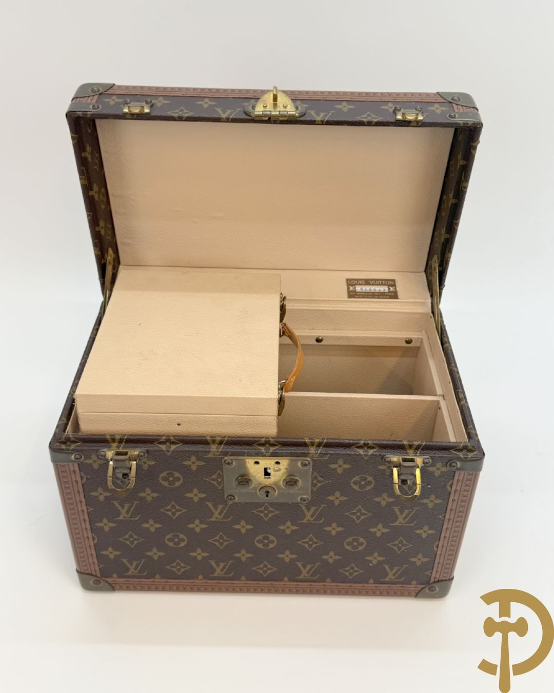 Louis Vuitton beauty case met verschillende vakjes en genummerd 948947