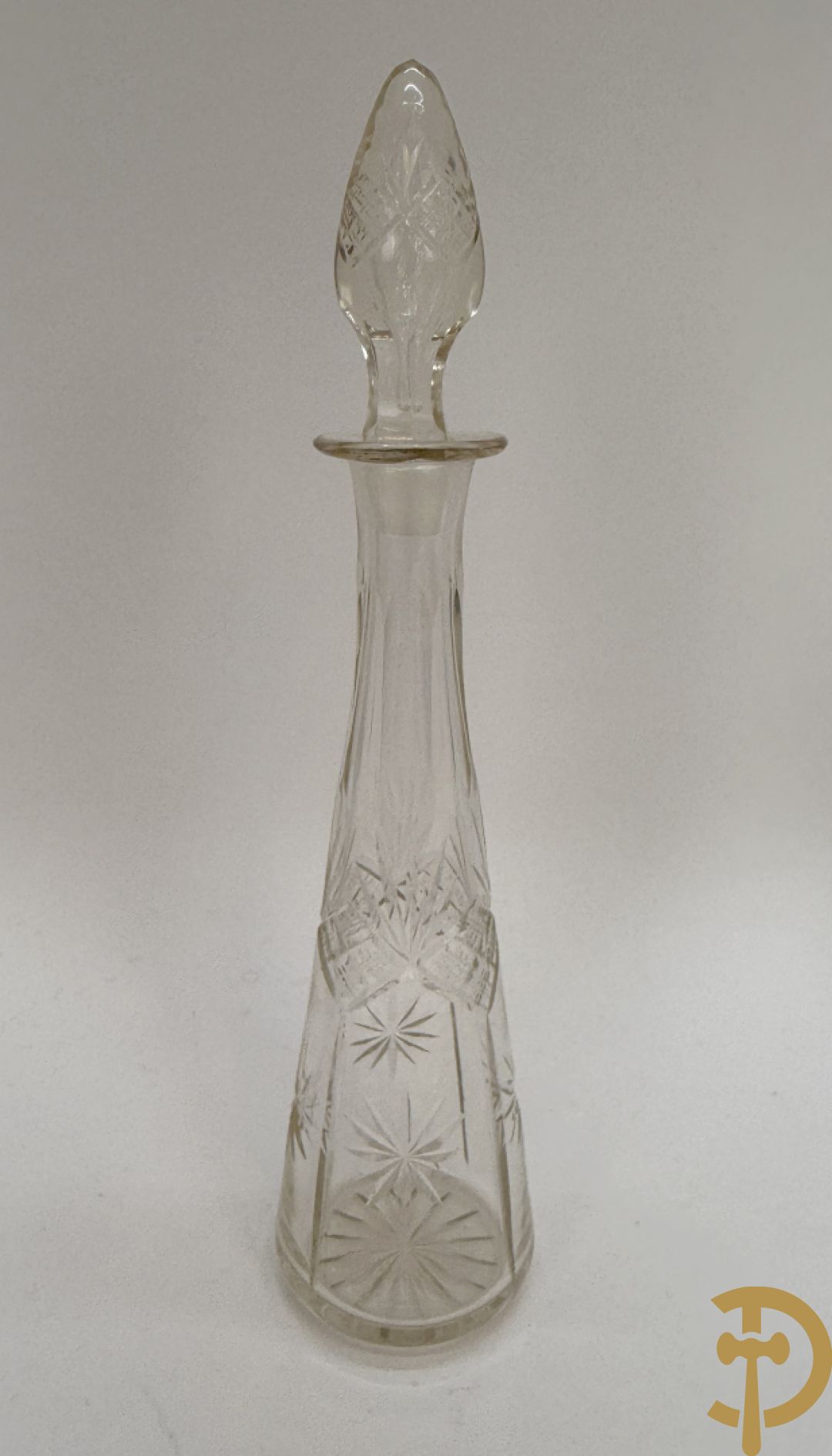 Paar diamantgeslepen karaffen + 5 andere karaffen