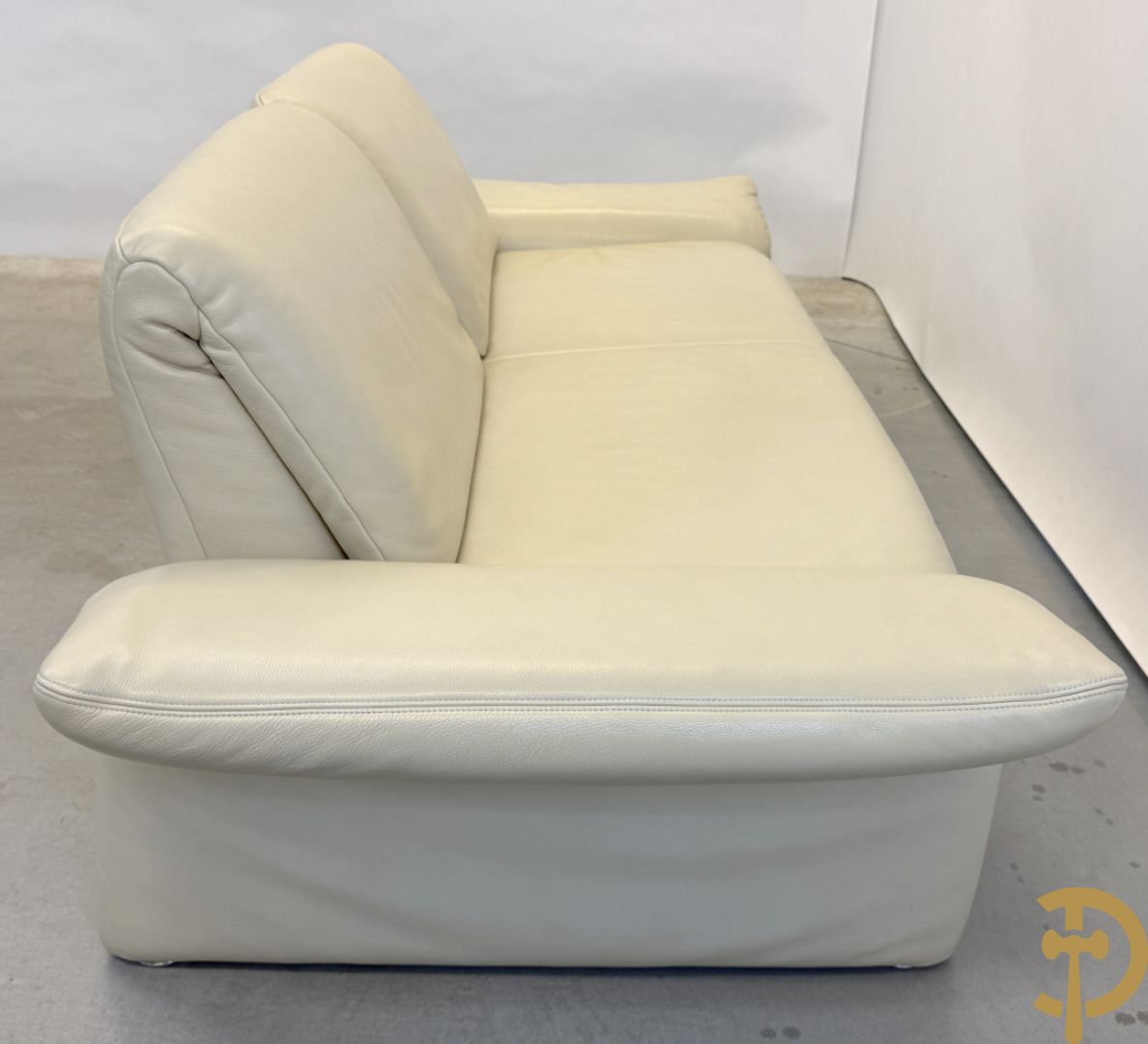 Salonensemble Koinor bestaande uit 3 elementen waarvan groot element met uittrekbaar voeteinde en twee tweezits