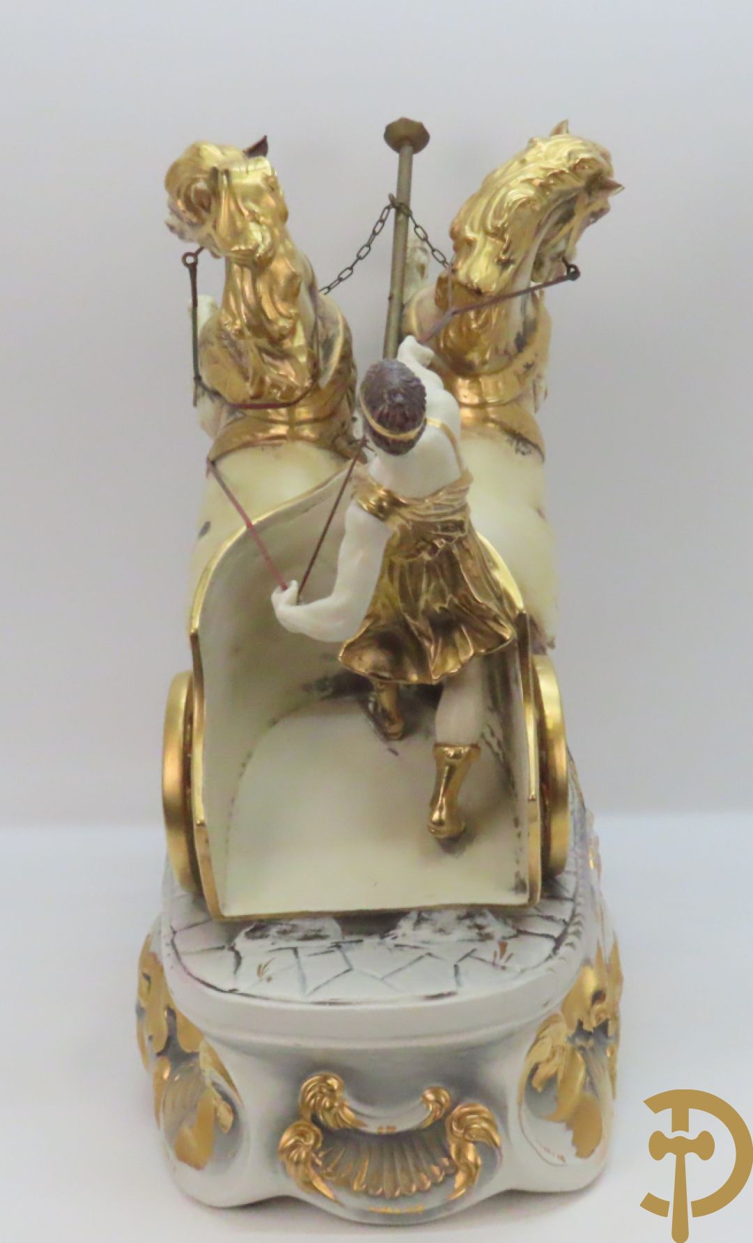 Beeld van strijdwagen met steigerende paarden 