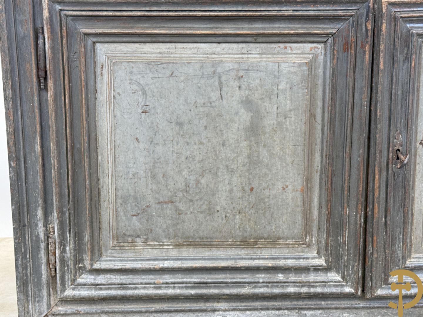 Gepatineerde tweedeursdresse met afgestoken panelen