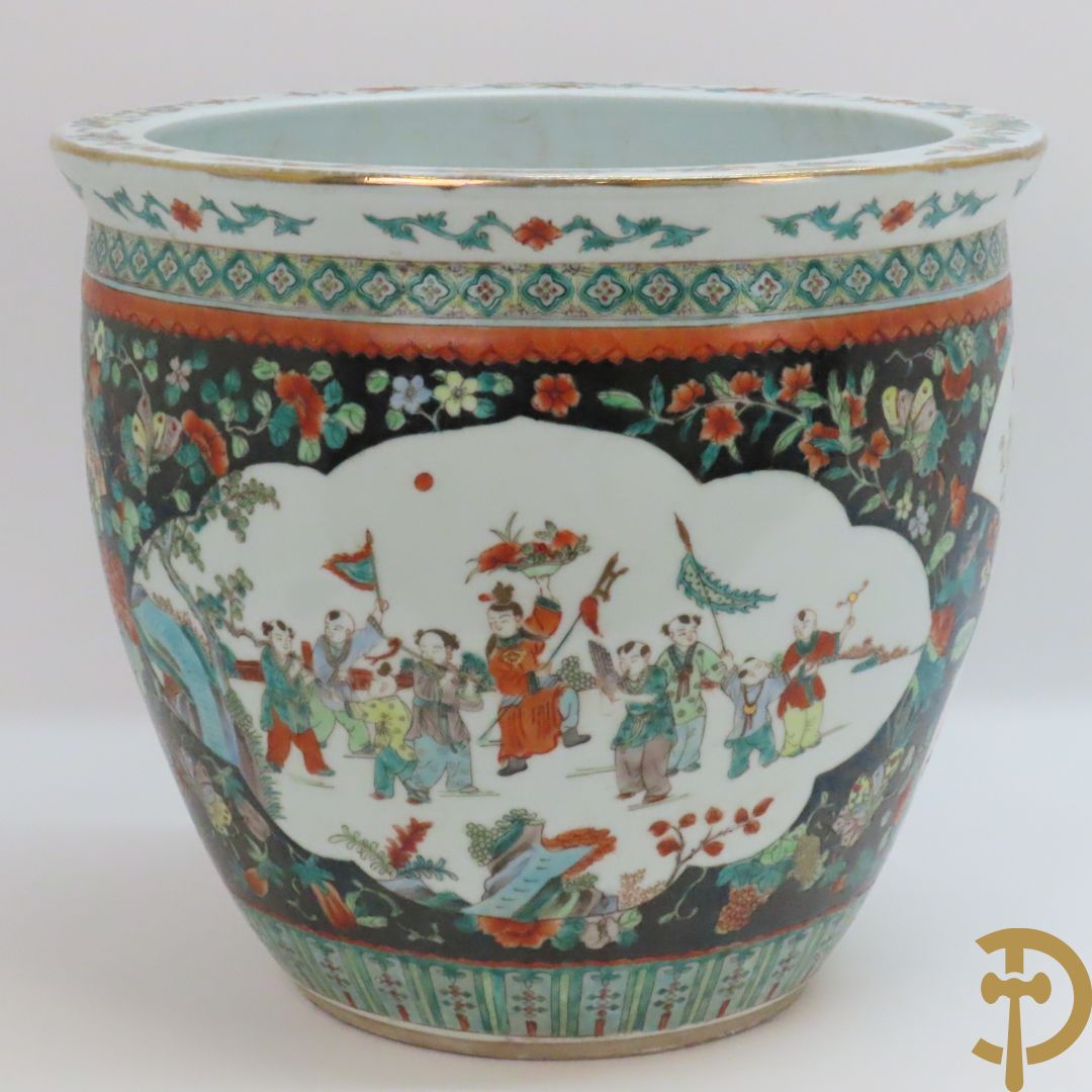 Chinese porseleinen cachepot met geanimeerd decor op zwarte fond met bloemen