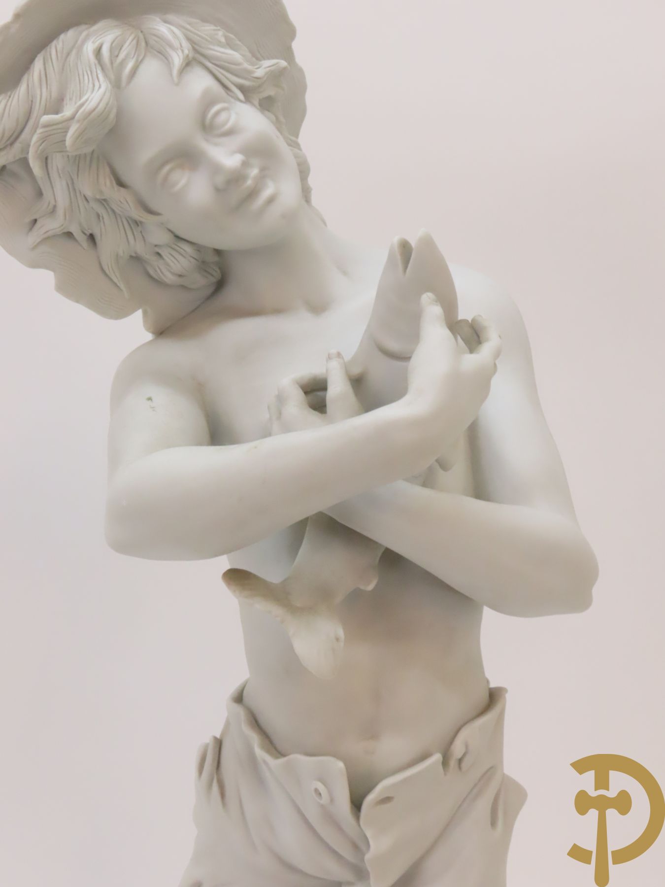 Drie beelden in Capo di Monte porselein : dame met lang haar, jongeman met vis en koppel op bank