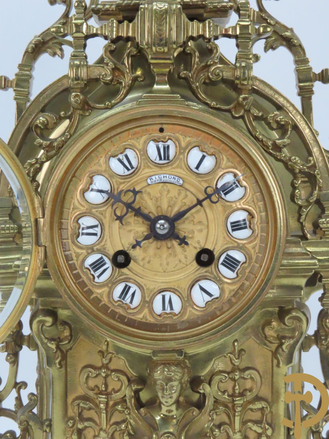 Driedelige koperen Neo Renaissance garnituur bestaande uit klok met amfoor bovenaan en Neo Renaissance motieven, Richond 11 Bd Mont Martre getekend - geflankeerd door paar vijfarmige kandelaars