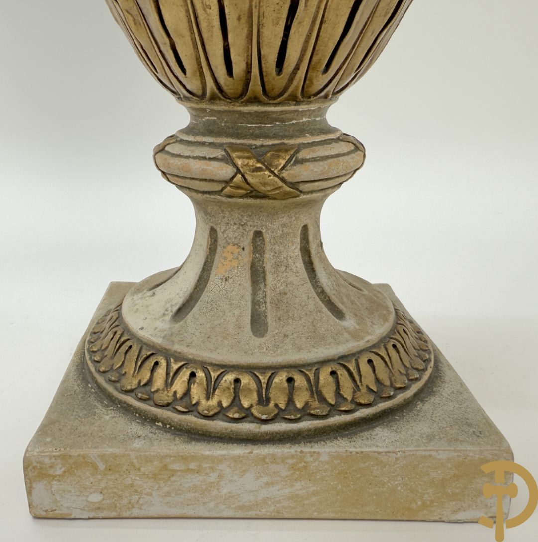 Paar cassolettes in composiet met vergulde Louis XVI motieven