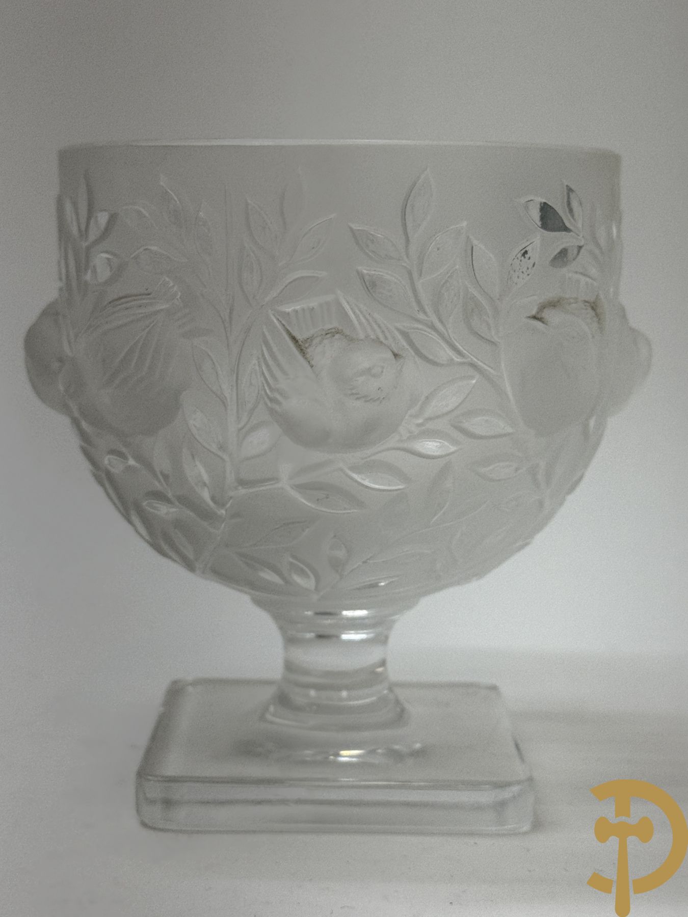 Coupe van glaspasta met vogel- en bloemendecor, Lalique France getekend