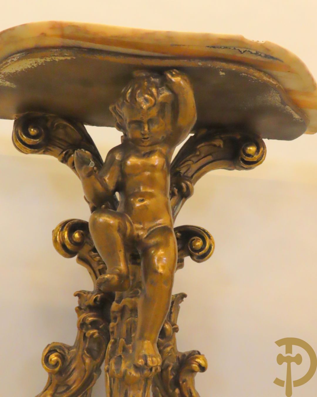 Twee vergulde consooltjes met cupido