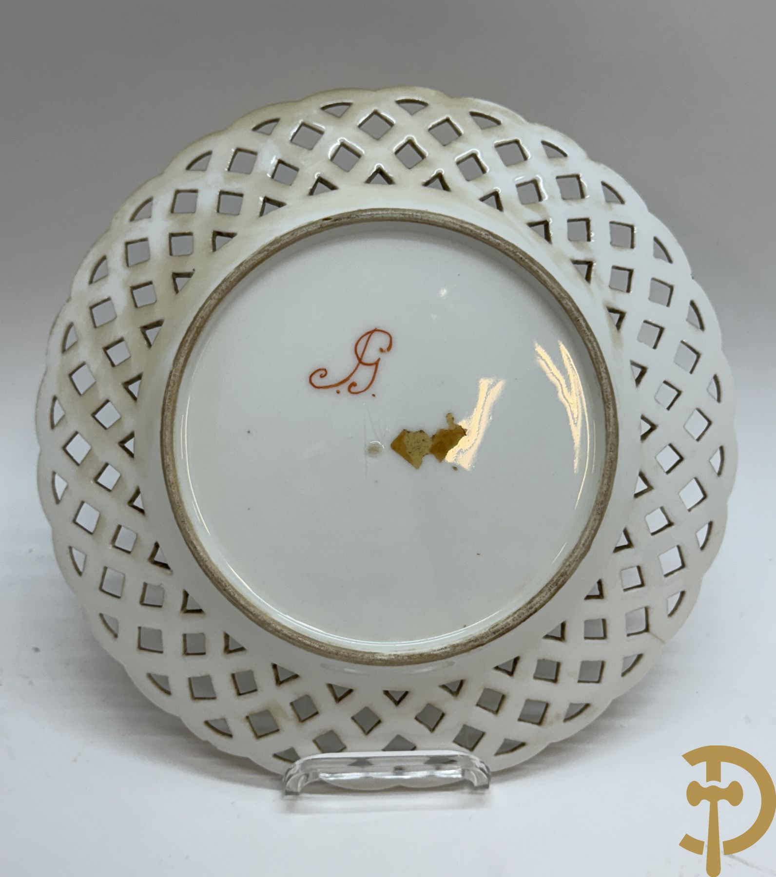 Acht handbeschilderde geajoureerde porseleinen borden met landschapsdecor, onderaan gemerkt