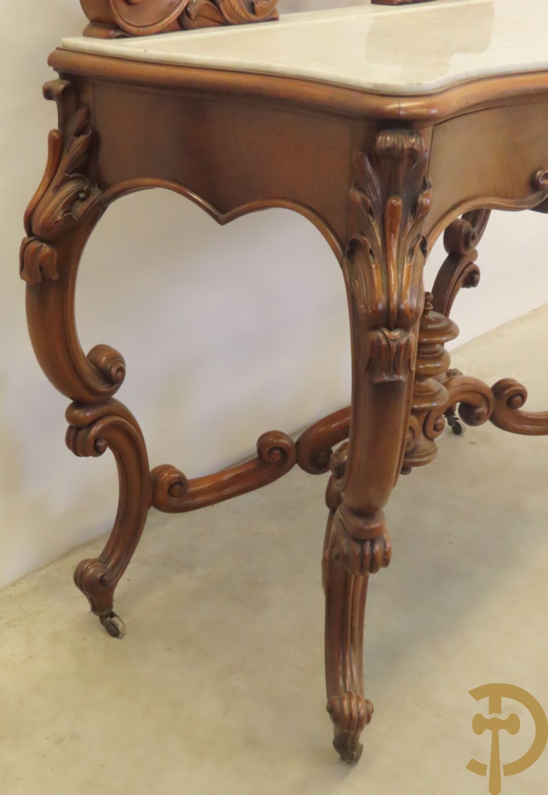 Opschiktafel Louis Philippe met accanthusranken, ovale spiegel en marmeren blad op voluutvormige poten