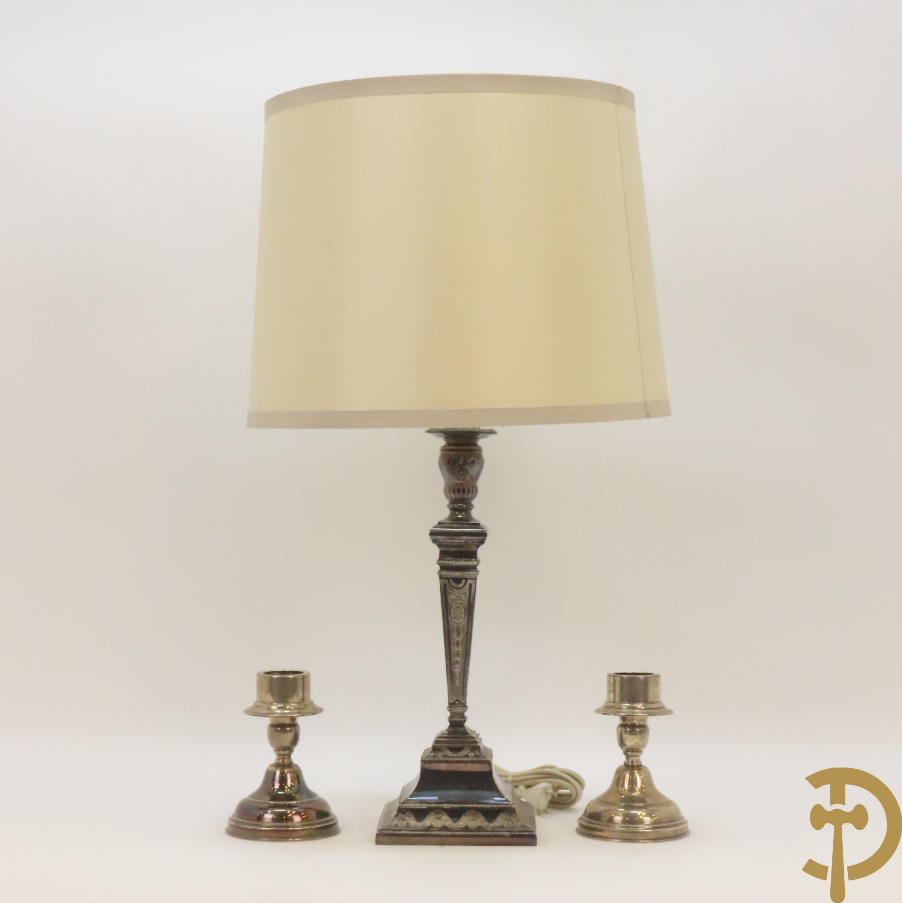 Massief zilveren kandelaar als lampadaire, 835 gemerkt, bezet met accanthusranken + 2 kleine massief zilveren kandelaars