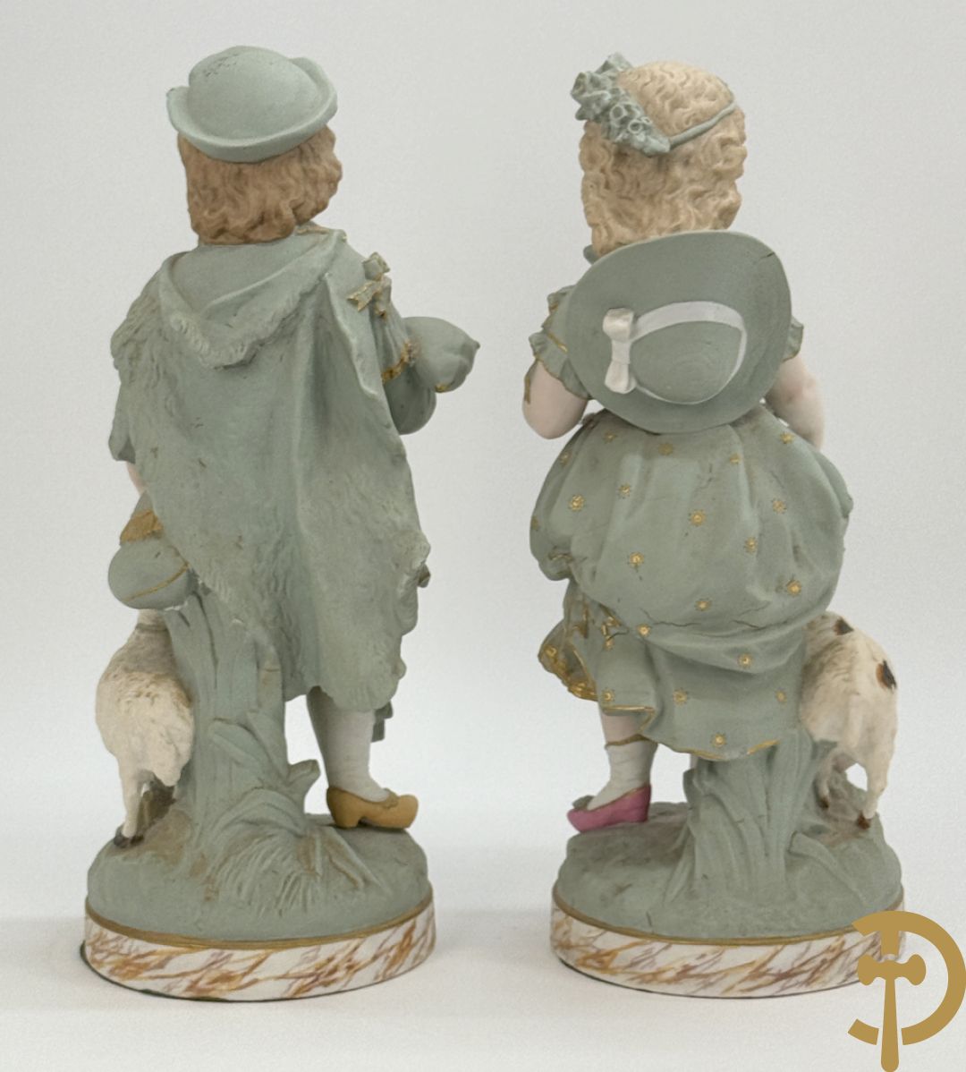 Paar grote Franse gekleurde biscuits van meisje en 
 jongen met schaap en geit