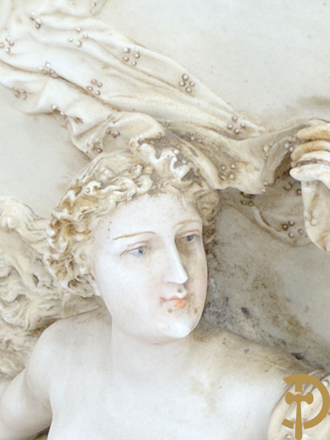 Paar ovale porseleinen plakkettes met elegante dame in bloemenveld