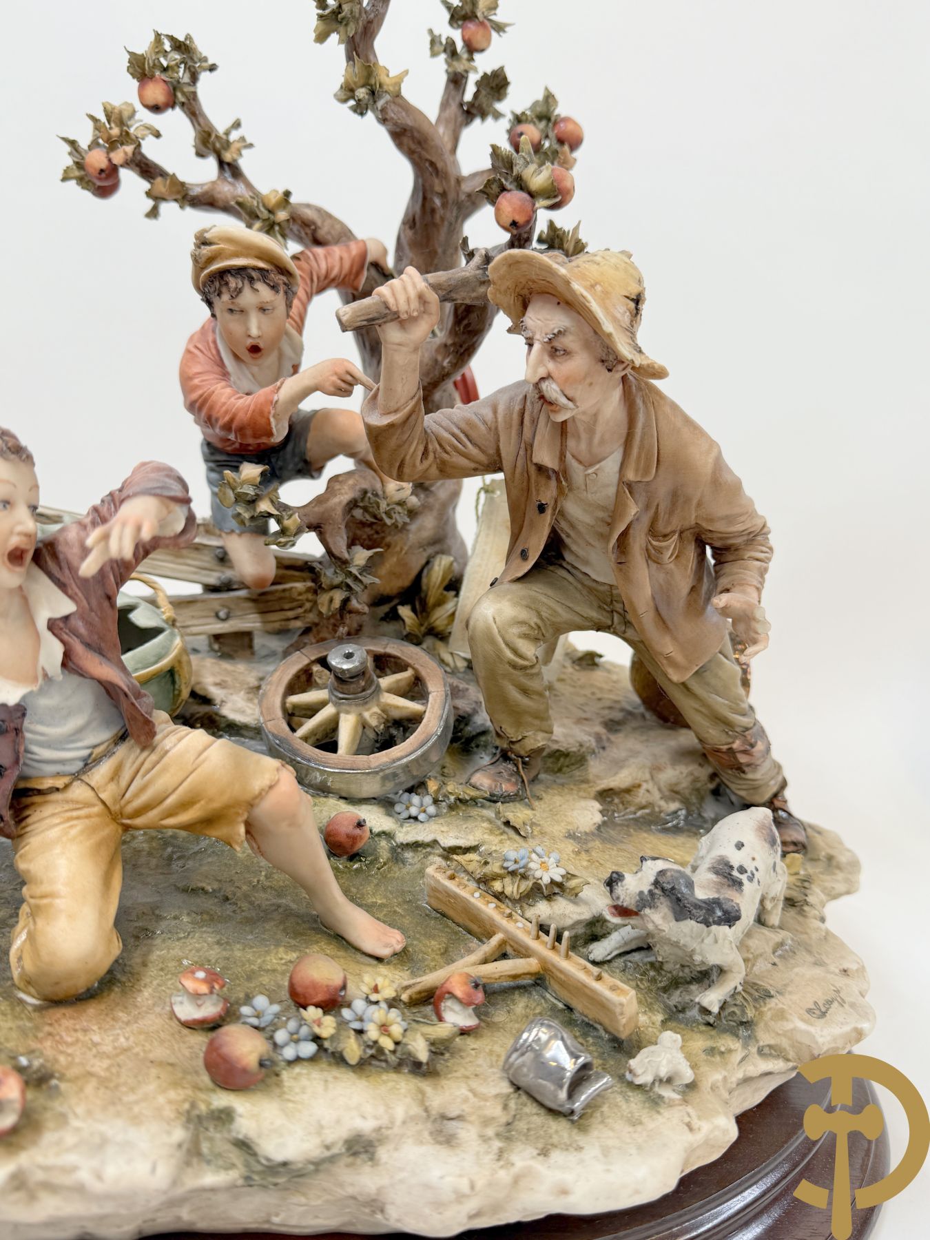 Twee grote Italiaanse groepen in 
gekleurde biscuit : jongens plukken appels - onderonsje aan tafel + 4 groepen in gekleurde Italiaanse biscuit