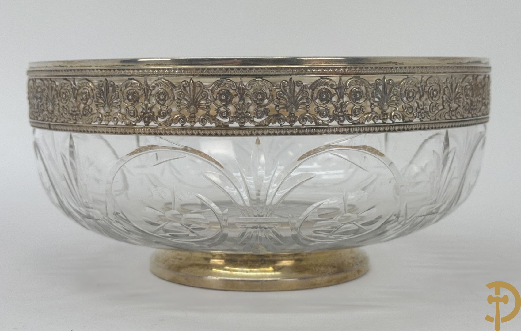 Kristallen flacon met verzilverd omhulsel en geanimeerd tafereel + kristallen coupe met verzilverde rand + kristallen coupe met vergulde louis XVI strikken en guirlandes