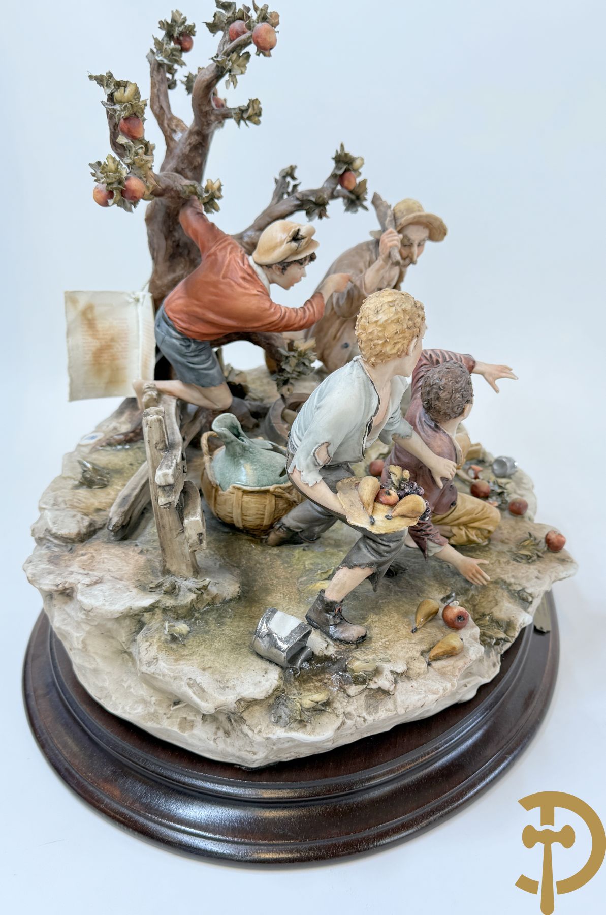 Twee grote Italiaanse groepen in 
gekleurde biscuit : jongens plukken appels - onderonsje aan tafel + 4 groepen in gekleurde Italiaanse biscuit