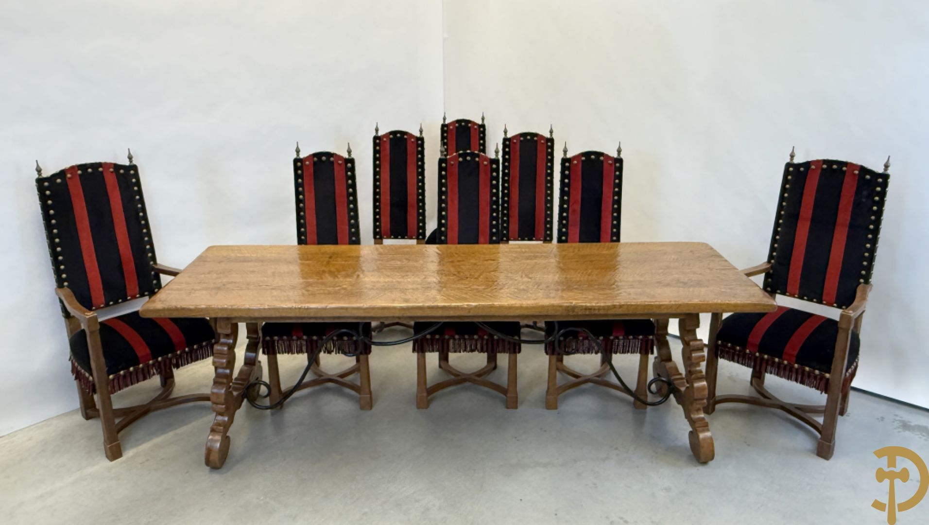 Massief eiken tafel met wangen en smeedijzer verbonden + 6 hoogleunige stoelen + 2 armzetels
