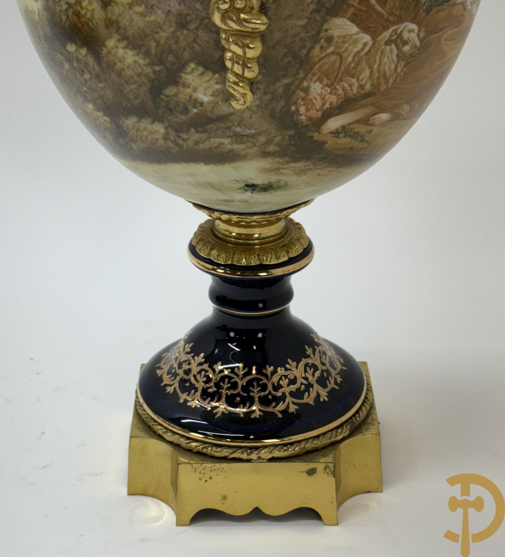 Paar Sèvres stijl vazen met bedrukt geanimeerd decor, naar Boucher