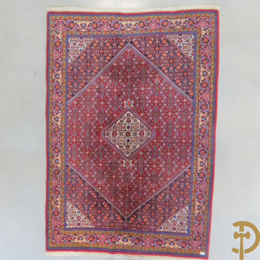 Oosters handgeknoopt tapijt met centraal decor