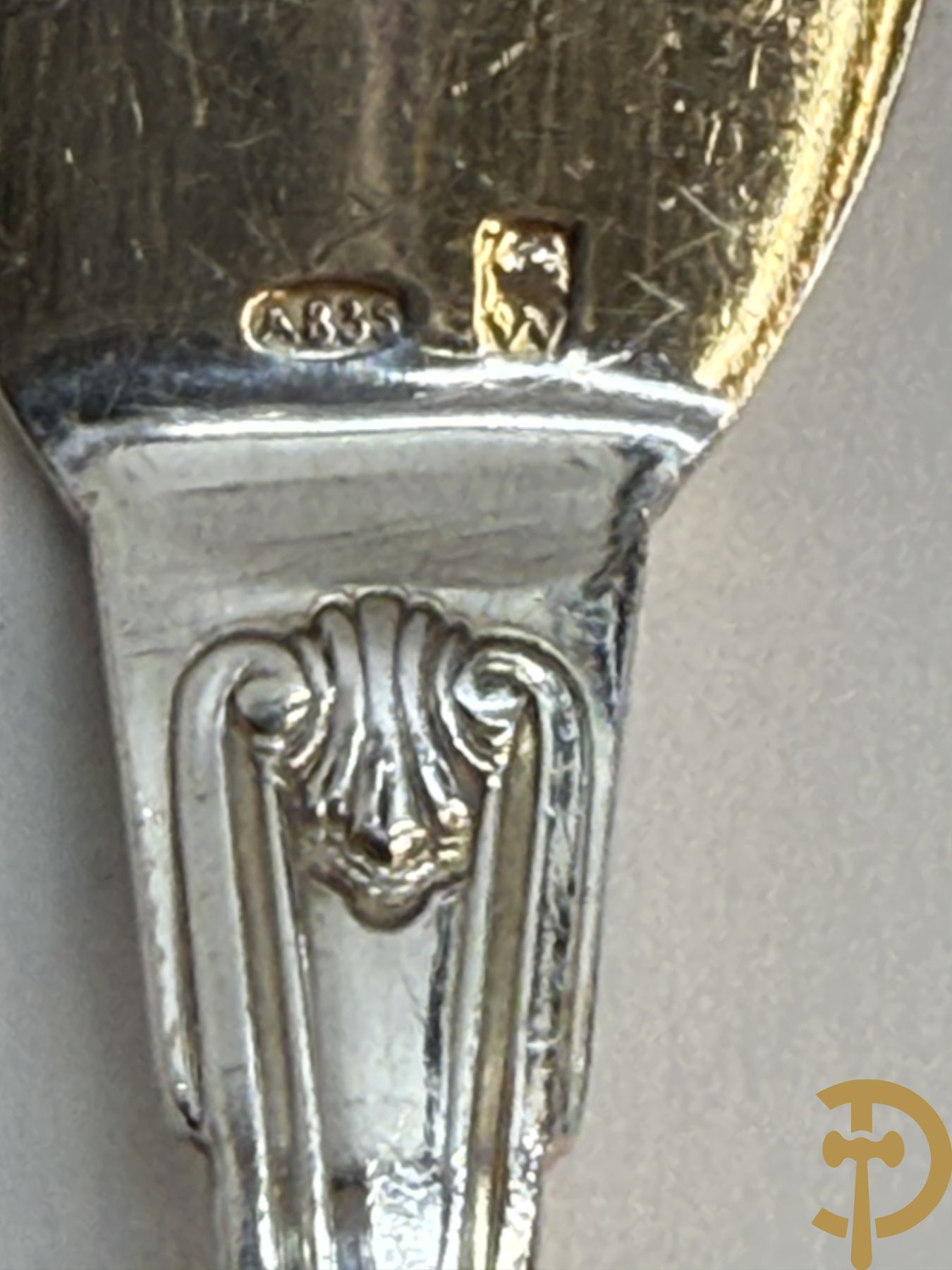 Massief zilveren bestek Wolfers bestaande uit 12 vorken (979 gram), 12 lepels (1028 gram), 11 messen, 12 visvorken (553 gram), 12 vismessen (690 gram), 12 dessertmessen, 10 koffielepels (296 gram), 12 ijslepels (369 gram), 3 botermesjes en scheplepeltje (165 gram), 5  grote stukken (samen 557 gram) waarvan slacouvert, 2 taartscheppen en wildvork + sauslepel met zelfde decor maar Metal Blanc