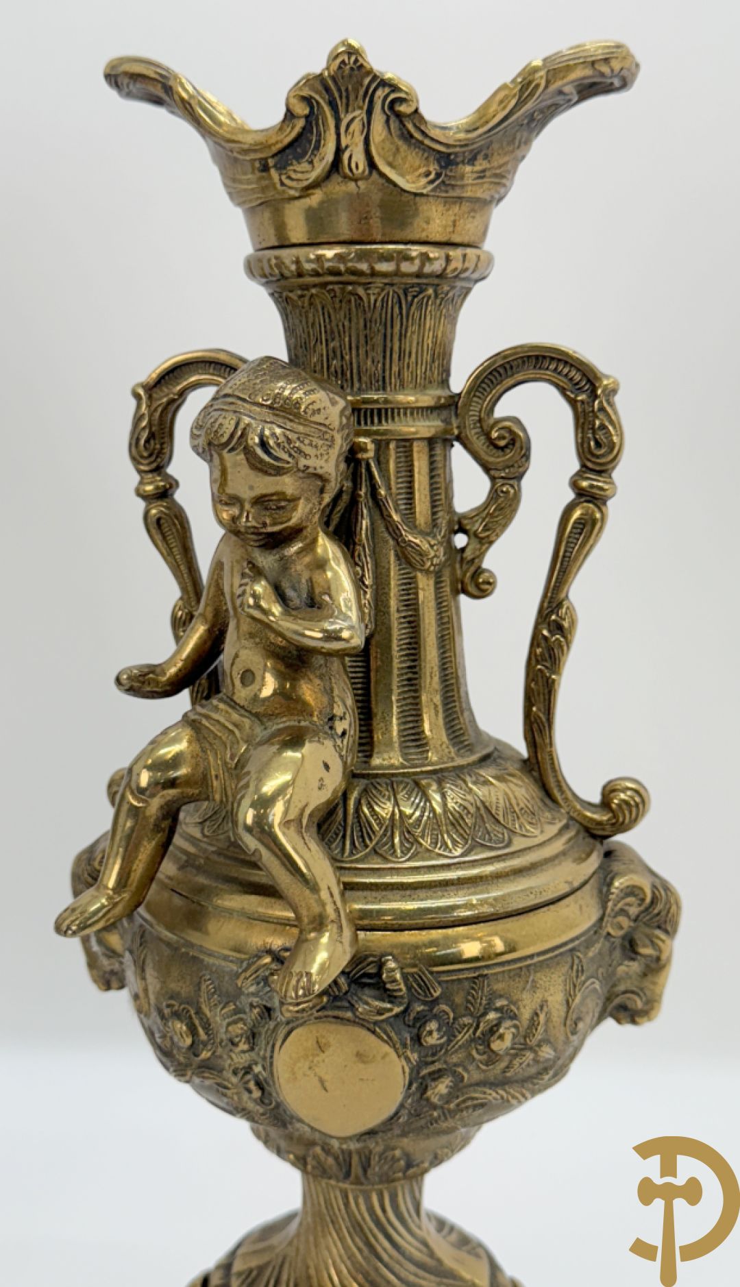 Paar koperen cassolettes bezet met ramskoppen dragende een cupido + koperen beeld van jongeman met zevenarmige kandelaar