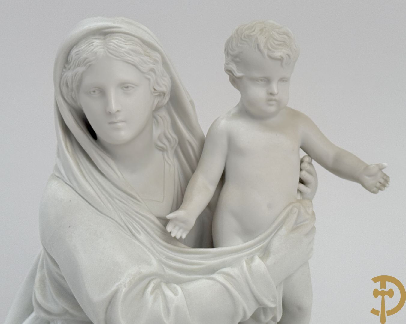 Boizet getekend, witte biscuit van Madonna met kind steunende op slang, gemerkt Sèvres, op vergulde sokkel
