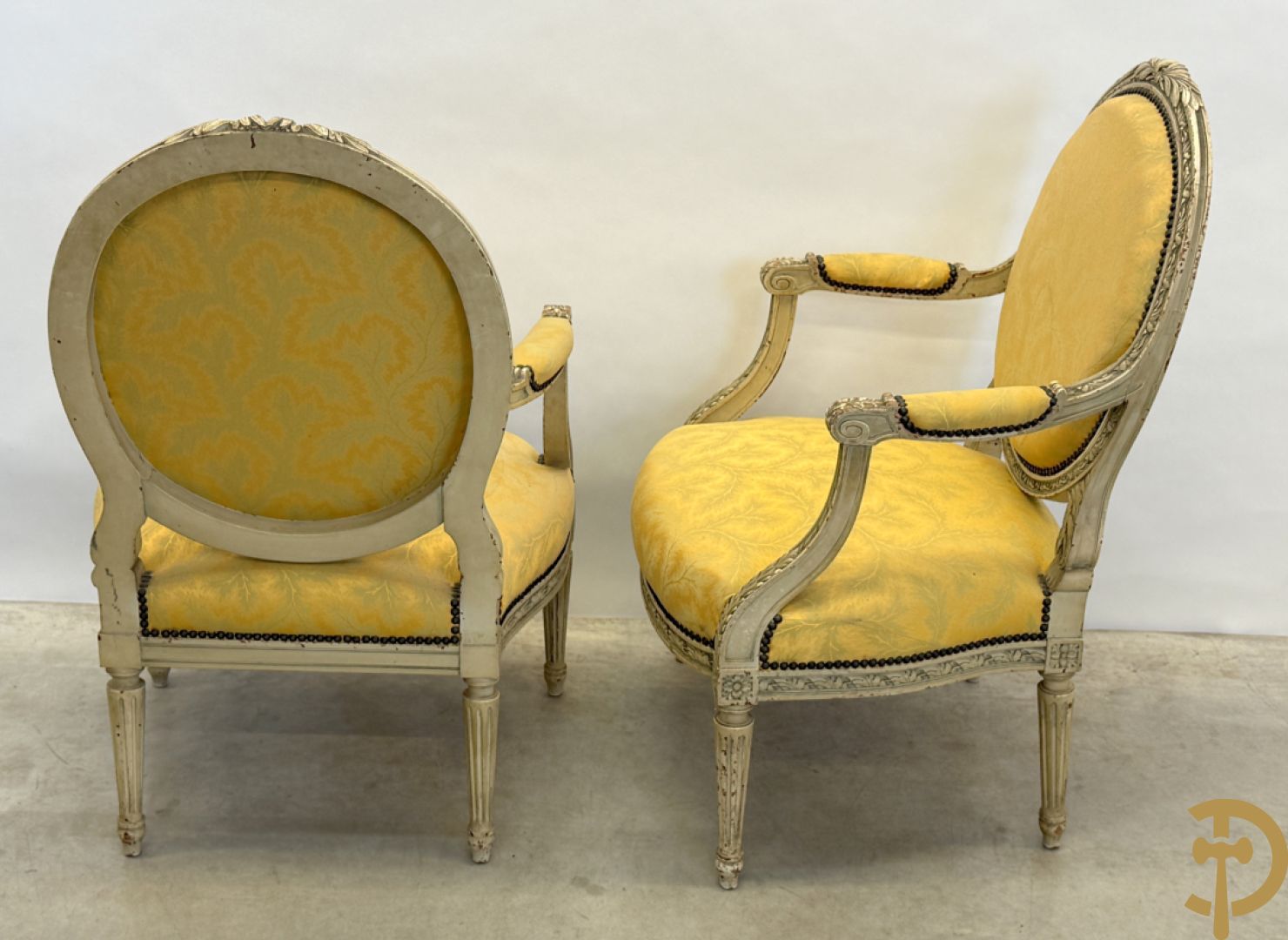 Salonensemble met rocailles, bloemenmotieven en gecanneleerde poten bestaande uit canapé, 2 armzetels en 2 stoelen