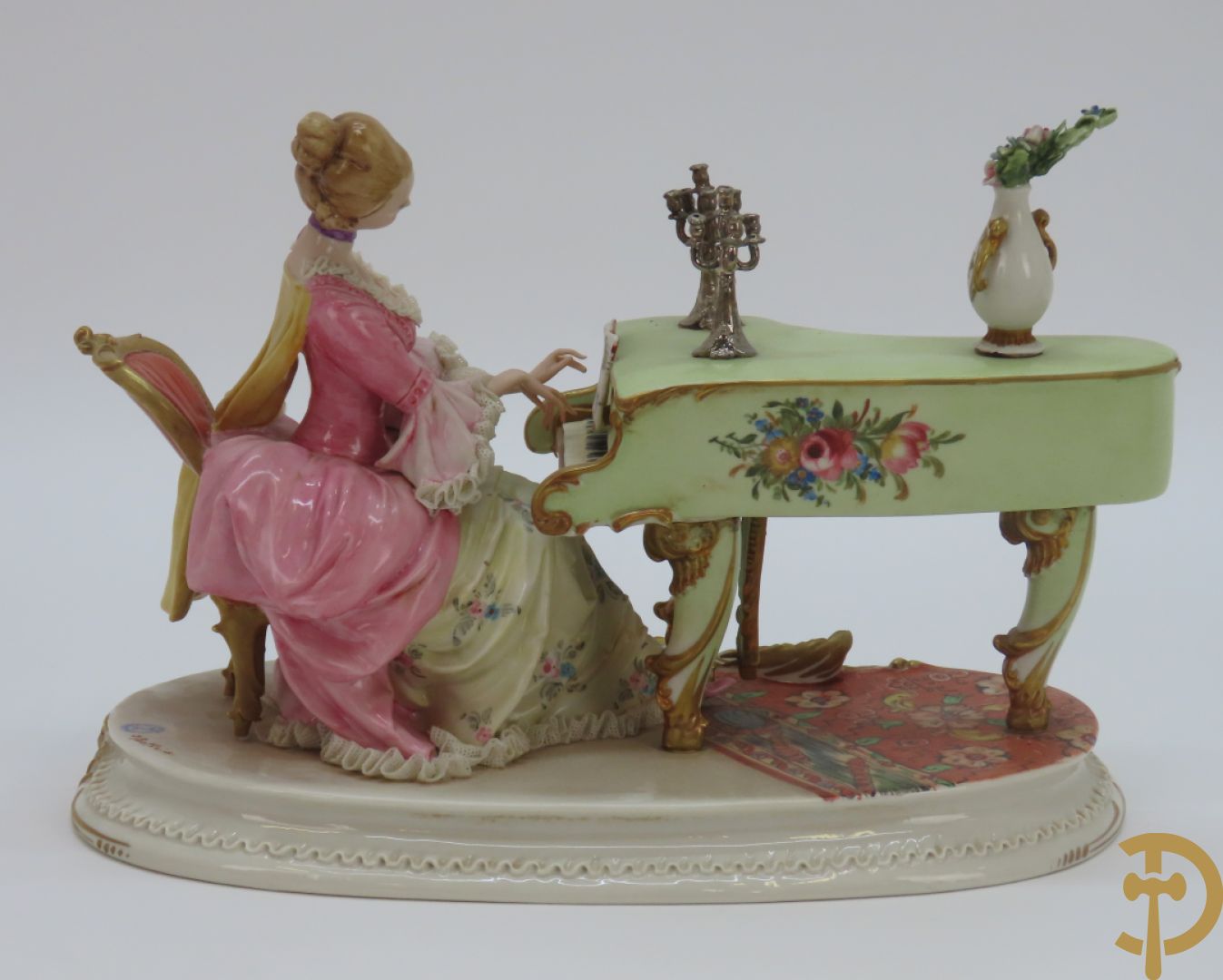 Drie porseleinen sierstukken 