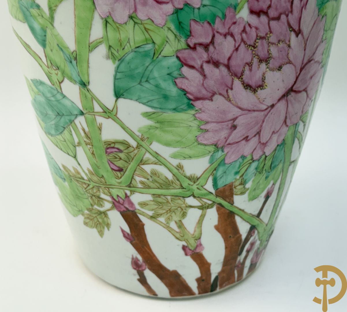 Paar Chinese porseleinen vazen met bloemen- en vogeldecor, achteraan getekend