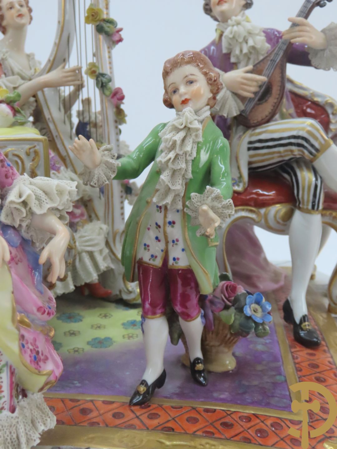 Grote gekleurde porseleinen geanimeerde groep met 7 muziekspelers