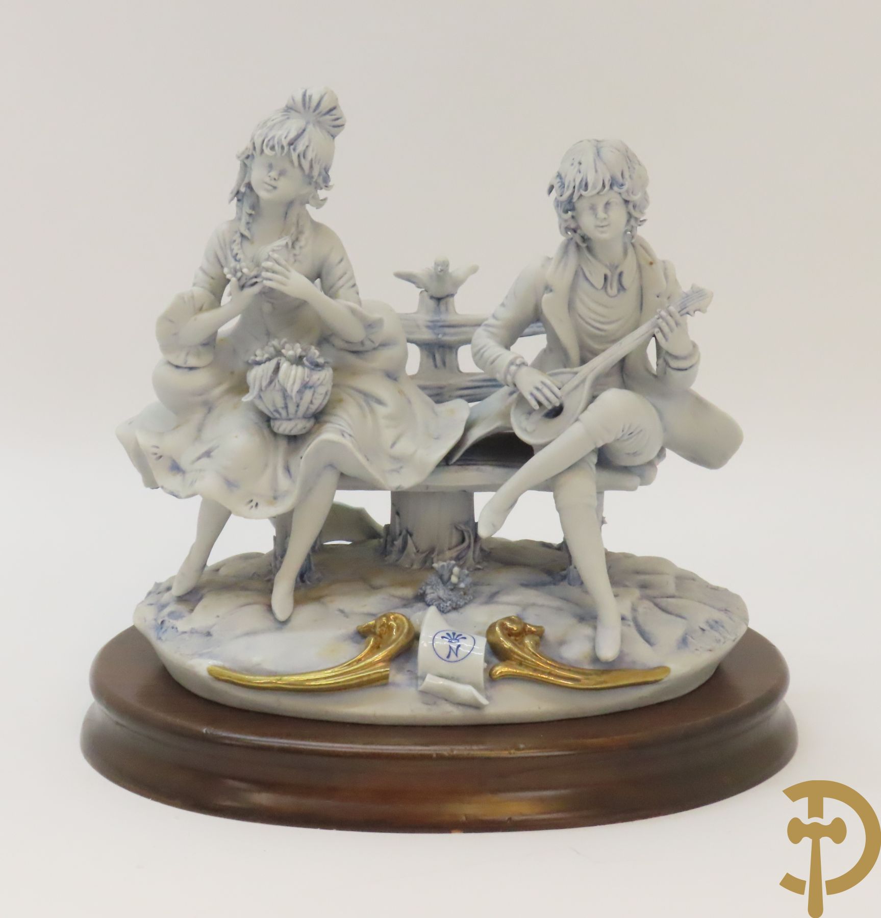 Drie beelden in Capo di Monte porselein : dame met lang haar, jongeman met vis en koppel op bank