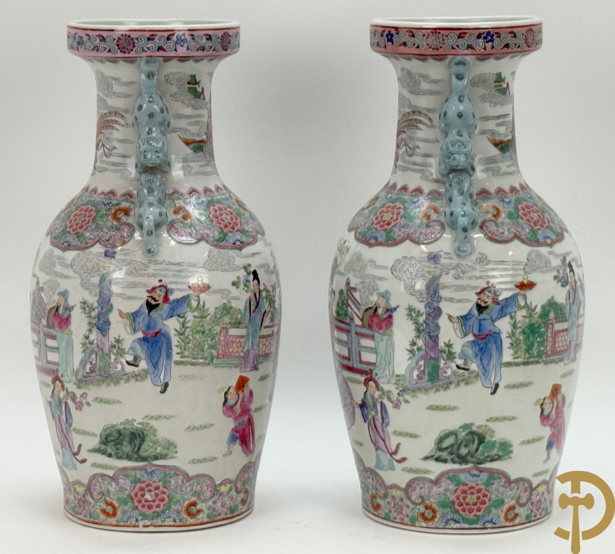 Paar Chinese porseleinen vazen met geanimeerd tafereel