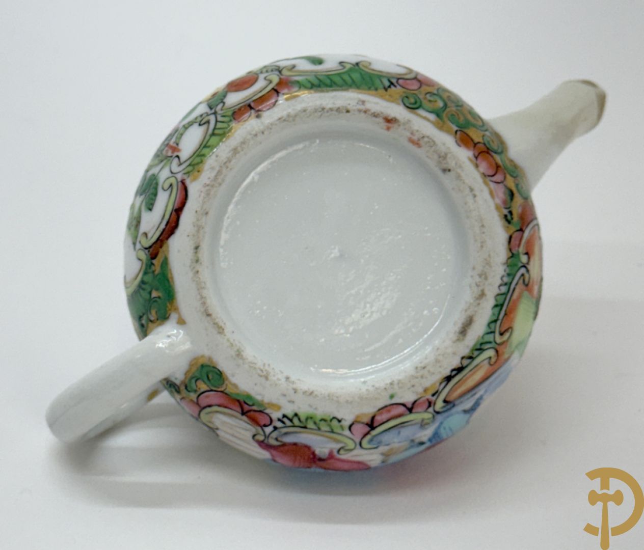 Chinees porseleinen theekannetje met landschapsdecor, vooraan en achteraan Chinese tekens, Republieks periode + kleine Kanton theekan