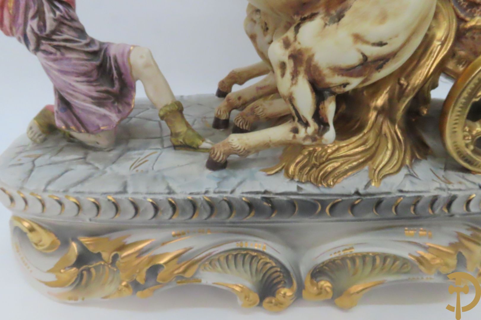 Beeld van strijdwagen met steigerende paarden 