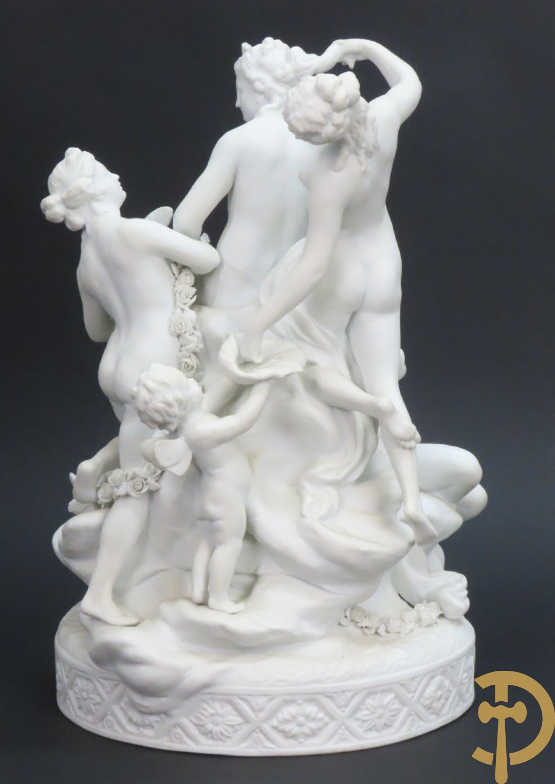 Porseleinen sierbeeld met 4 naakte dames en cupido bezet met bloemenkransen, Sèvres gemerkt