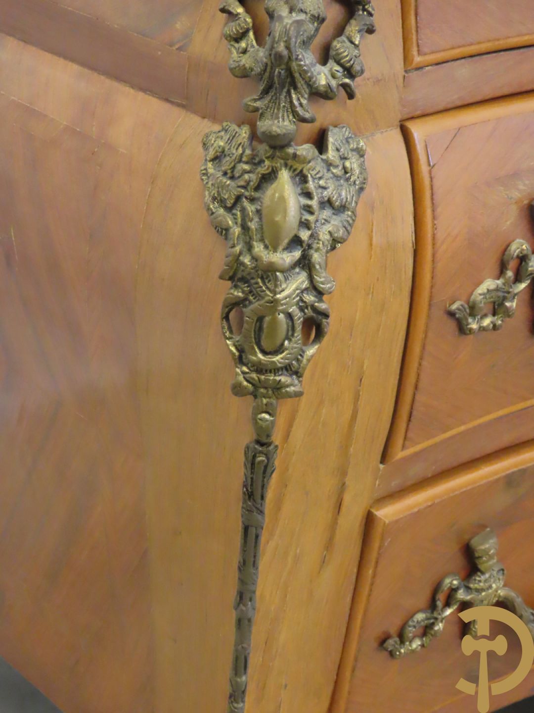 Notelaren gebombeerde drieladencommode met bronsbeslag en mazarinkoppen opzij - bovenaan met marmeren blad