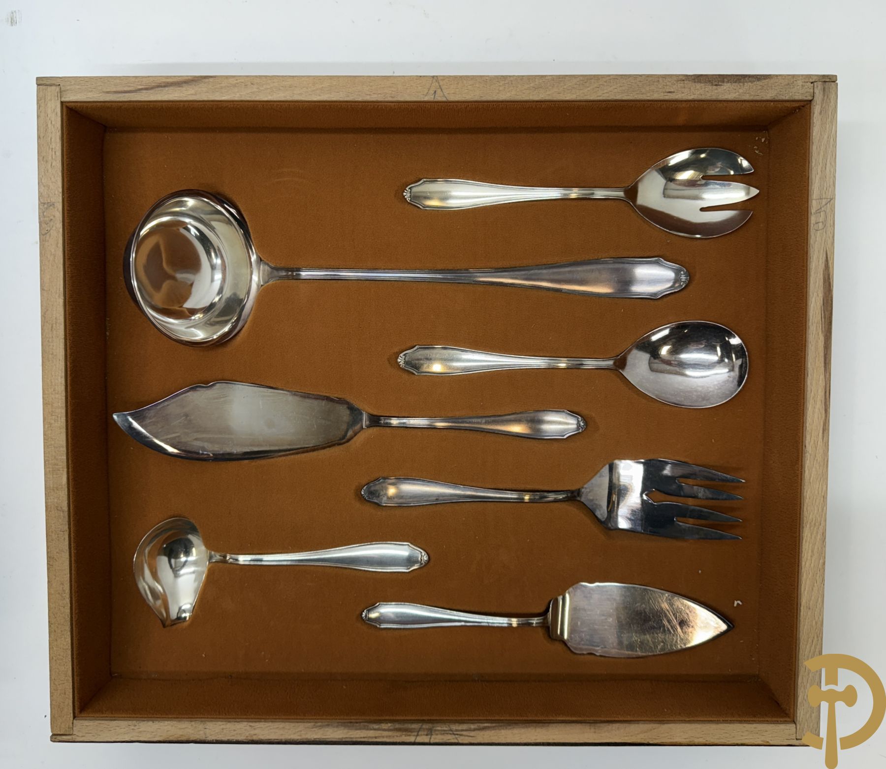 Verzilverd bestek (7 reeksen van 12 + grote stukken) in koffer, gemerkt Cornet
